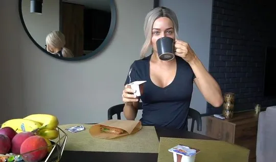 Блондинка на камеру подставляет сочную киску для домашнего порно и оргазма