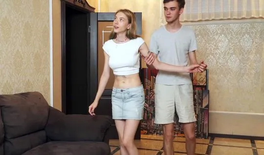 Русская молодая пара на диване занимается сексом премиум класса