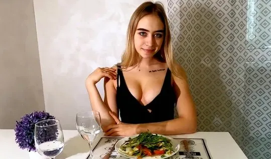 Русская девушка подставляет тугую дырочку для домашнего порно и оргазма