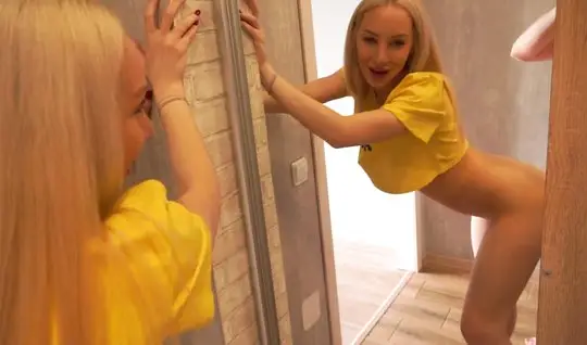 Русская блондинка в позе раком испытывает оргазм во время домашнего порева