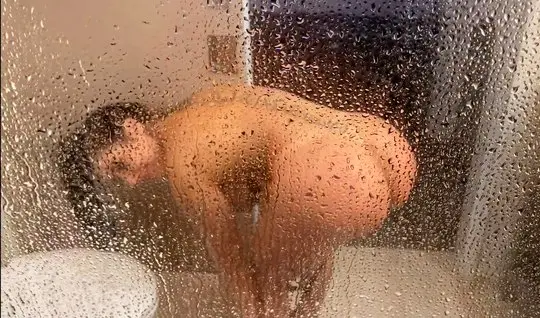Мамка в ванной показала большую попку и не отказалась после этого сняться в домашнем порно