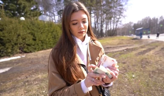 Русская девушка сосет член незнакомца и трахается за деньги
