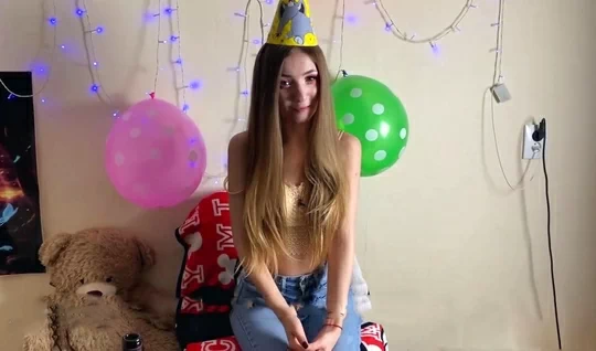 Молодая девушка получила крепкий член в честь дня рождения